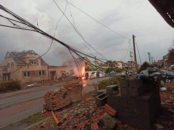На Чехию обрушился торнадо: пострадали 300 человек, разрушены четыре села (ВИДЕО)